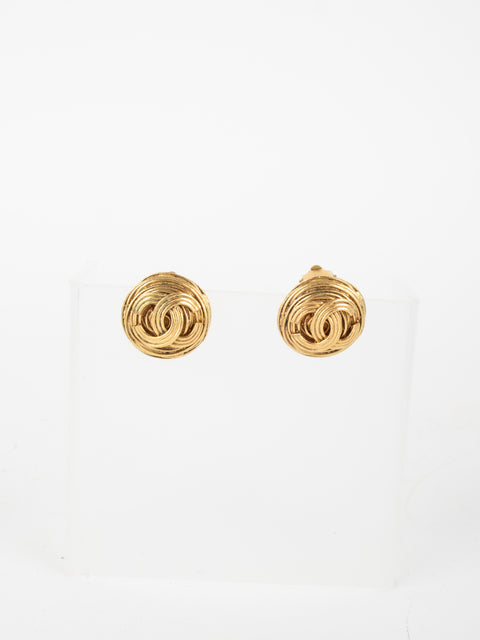 CHANEL Vintage Textured CC Button Earrings Gold Karl Lagerfeld era נדיר במיוחד שנות ה-90'