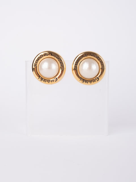 CHANEL Vintage Pearl Round Clip-On Earrings by Karl Lagerfeld 1980s–1990s סופר נדיר להשגה