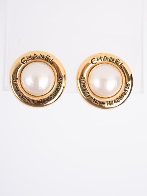 CHANEL Vintage Pearl Round Clip-On Earrings by Karl Lagerfeld 1980s–1990s סופר נדיר להשגה