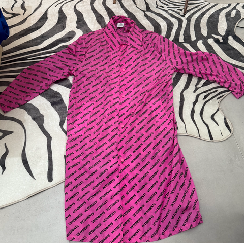 VETEMENTS Raincoat Pink Logo Print