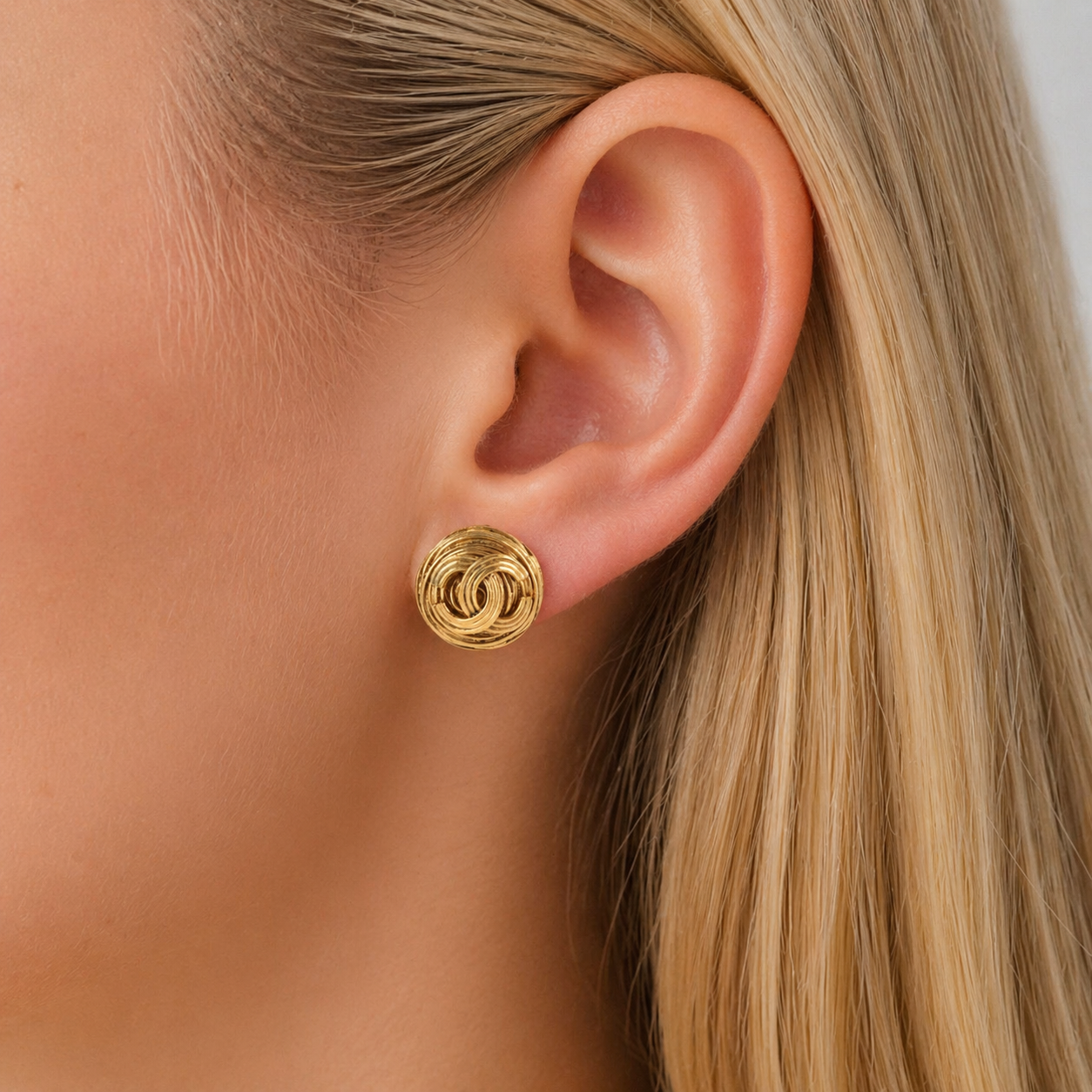 CHANEL Vintage Textured CC Button Earrings Gold Karl Lagerfeld era נדיר במיוחד שנות ה-90׳