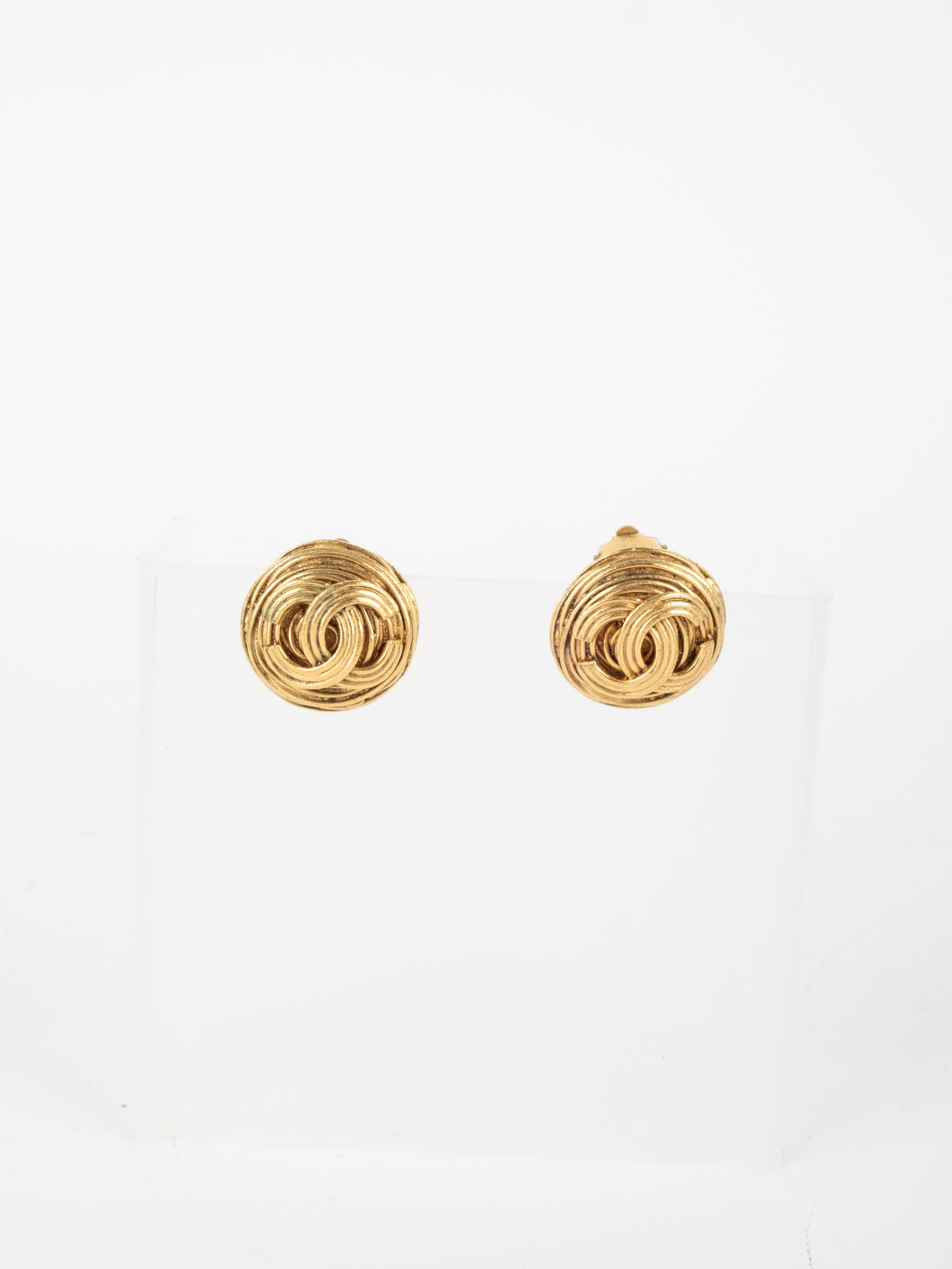 CHANEL Vintage Textured CC Button Earrings Gold Karl Lagerfeld era נדיר במיוחד שנות ה-90׳