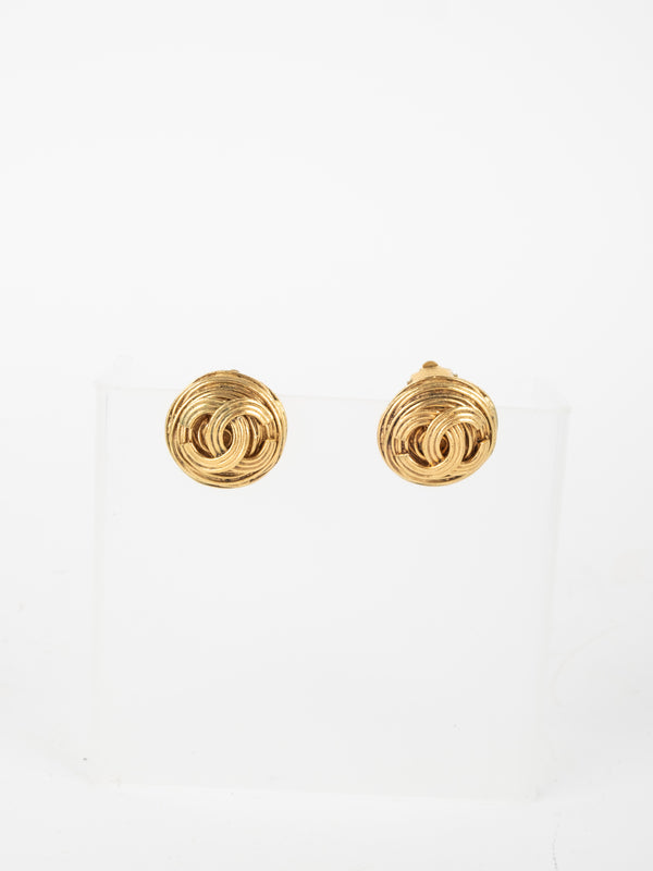 CHANEL Vintage Textured CC Button Earrings Gold Karl Lagerfeld era נדיר במיוחד שנות ה-90׳