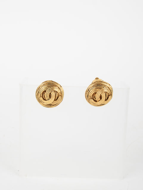 CHANEL Vintage Textured CC Button Earrings Gold Karl Lagerfeld era נדיר במיוחד שנות ה-90'