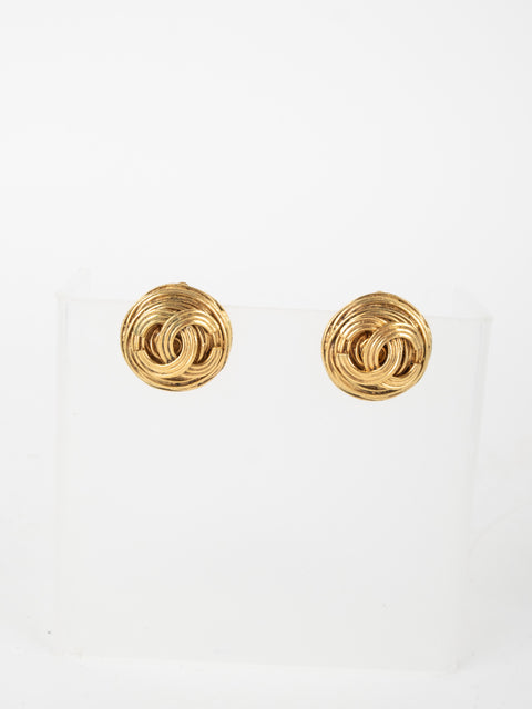 CHANEL Vintage Textured CC Button Earrings Gold Karl Lagerfeld era נדיר במיוחד שנות ה-90'
