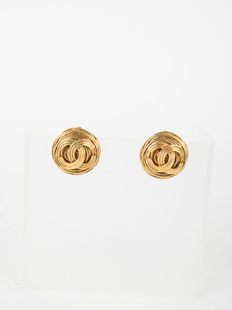 CHANEL Vintage Textured CC Button Earrings Gold Karl Lagerfeld era נדיר במיוחד שנות ה-90'