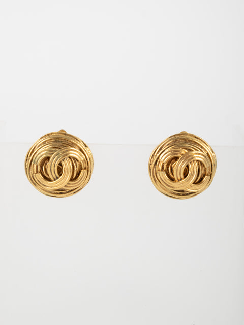 CHANEL Vintage Textured CC Button Earrings Gold Karl Lagerfeld era נדיר במיוחד שנות ה-90'