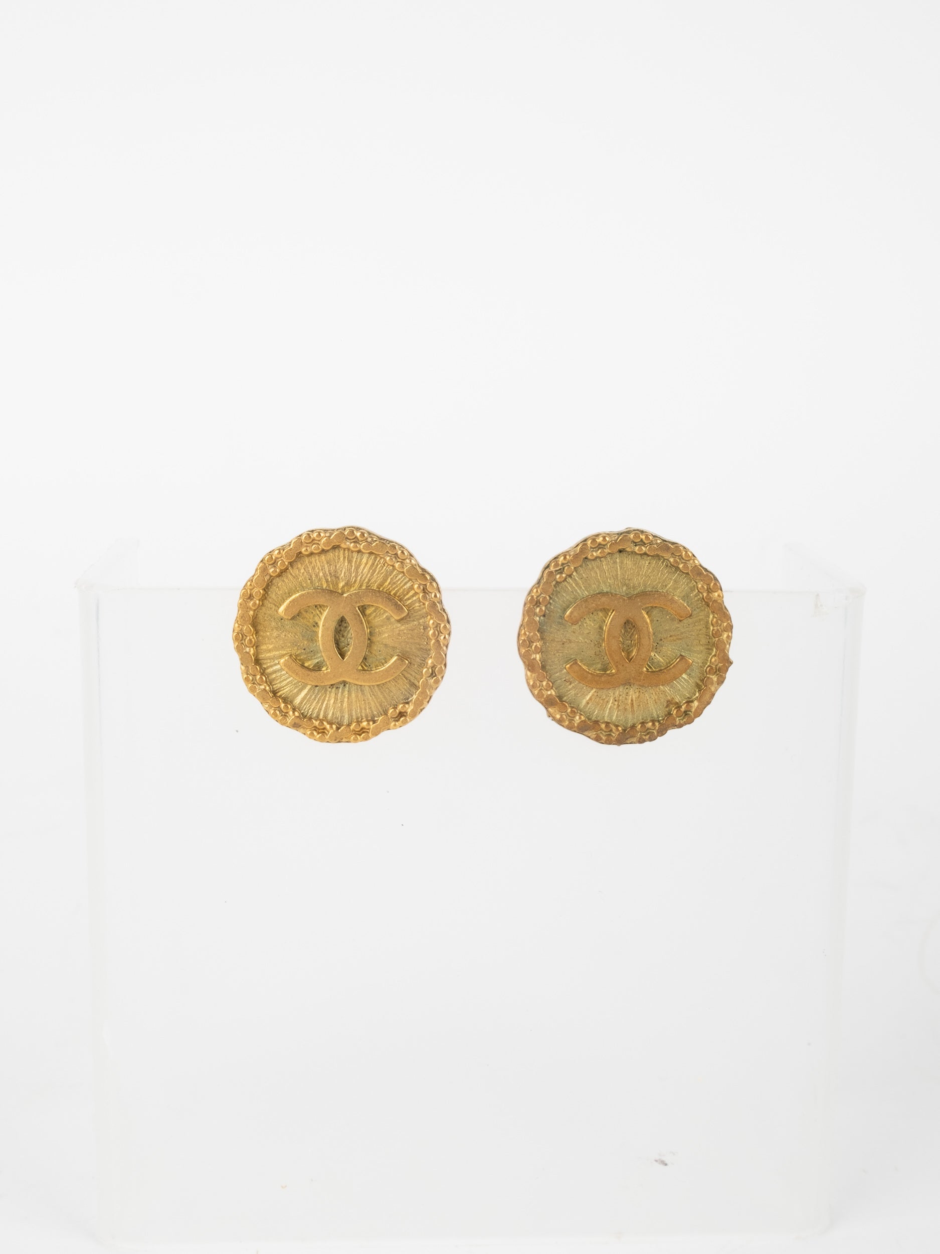 Chanel Vintage CC Medallion Gold Clip-On Earrings 90s Era קארל לגרפלד