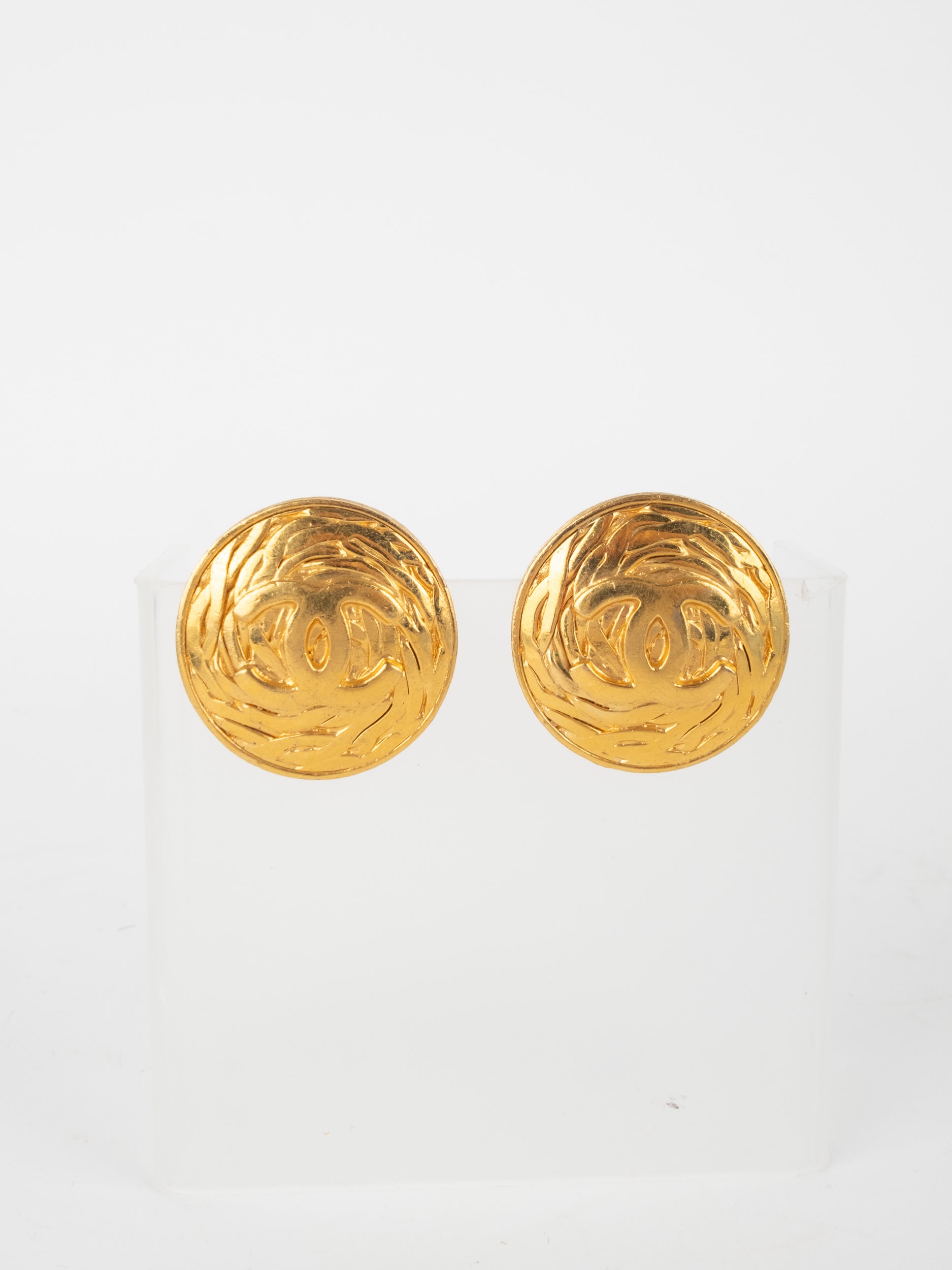 CHANEL Vintage Textured CC Button Earrings Gold מעיצוביו הראשונים של קארל לגרפלד נדיר במיוחד