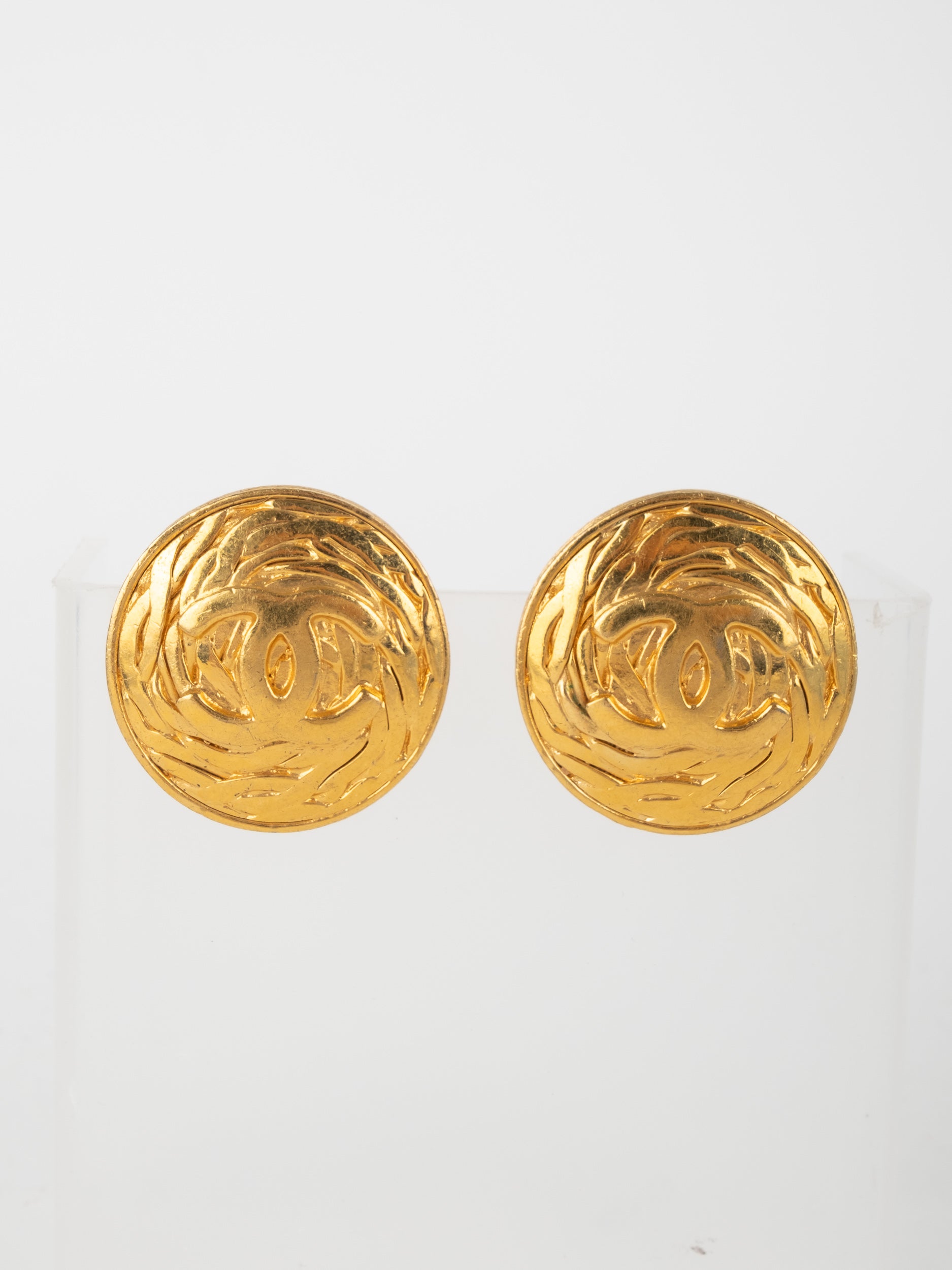 CHANEL Vintage Textured CC Button Earrings Gold מעיצוביו הראשונים של קארל לגרפלד נדיר במיוחד