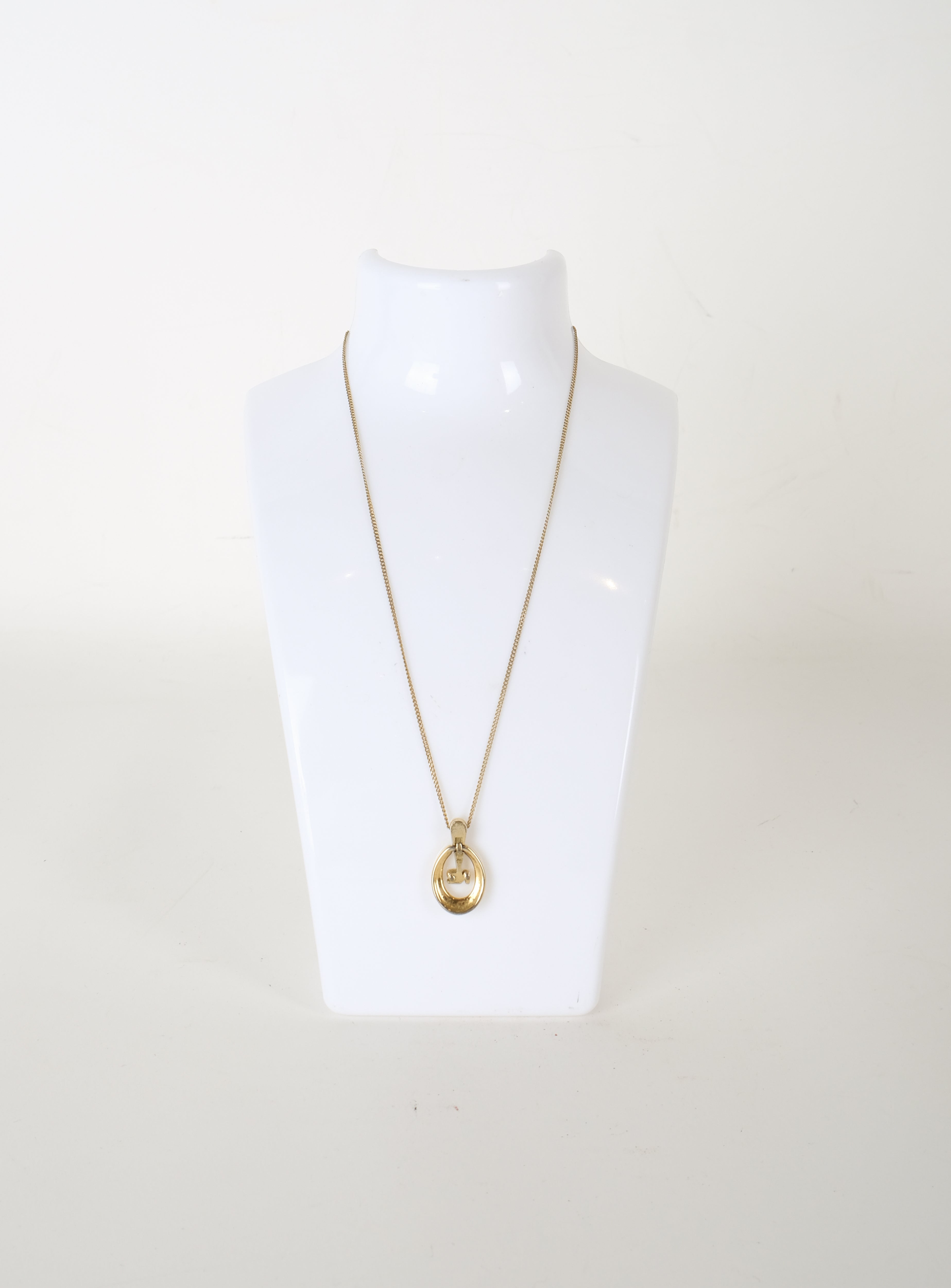 Oval Pendant Necklace Minimal לבדוק