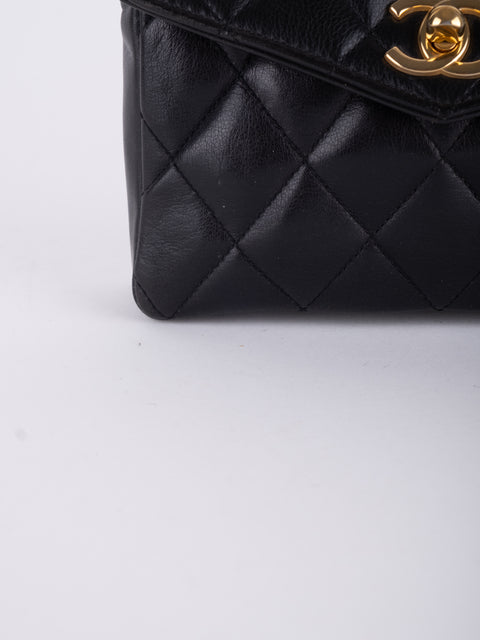 CHANEL Vintage 90s Black Matelassé Shoulder Bag נדיר במיוחד