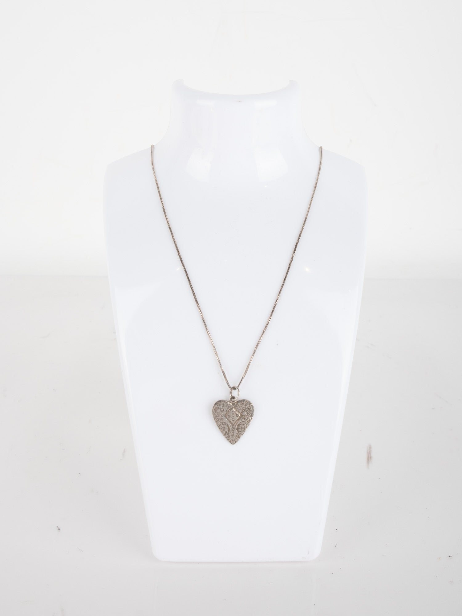 Vintage Silver Heart Pendant Necklace – Filigree Design