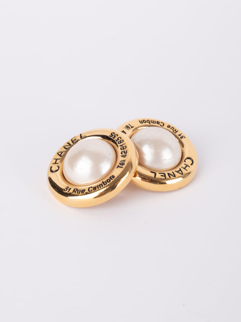 CHANEL Vintage Pearl Round Clip-On Earrings by Karl Lagerfeld 1980s–1990s סופר נדיר להשגה