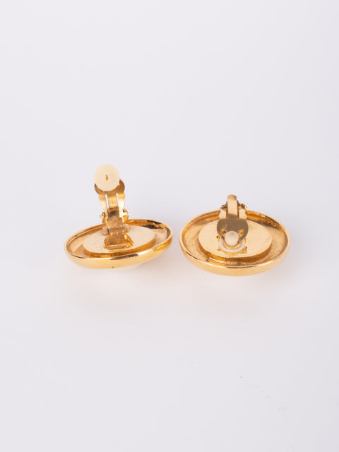 CHANEL Vintage Pearl Round Clip-On Earrings by Karl Lagerfeld 1980s–1990s סופר נדיר להשגה