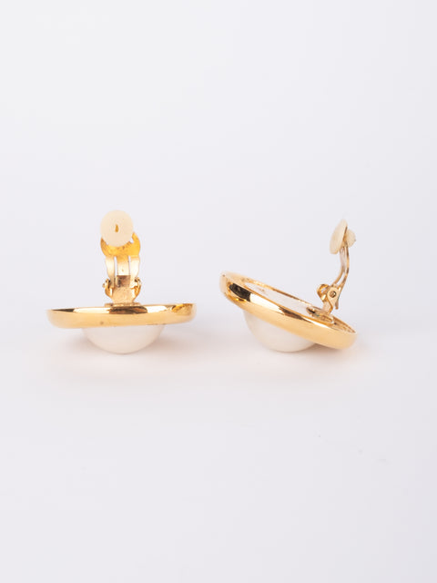 CHANEL Vintage Pearl Round Clip-On Earrings by Karl Lagerfeld 1980s–1990s סופר נדיר להשגה