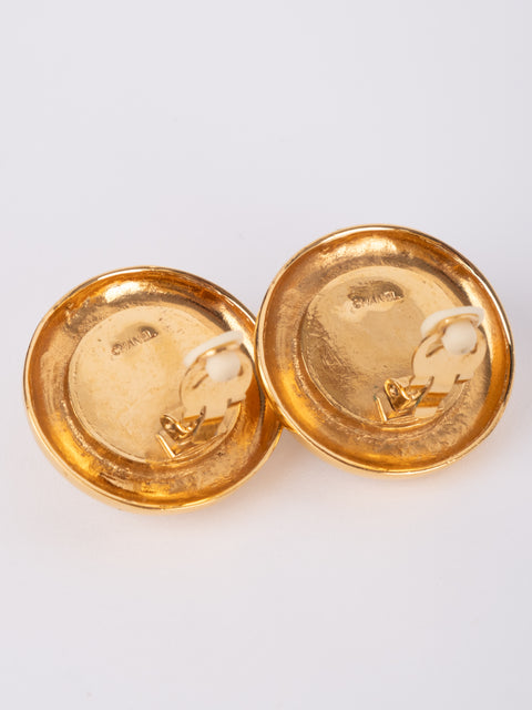 CHANEL Vintage Pearl Round Clip-On Earrings by Karl Lagerfeld 1980s–1990s סופר נדיר להשגה