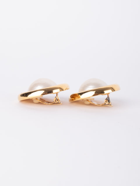 CHANEL Vintage Pearl Round Clip-On Earrings by Karl Lagerfeld 1980s–1990s סופר נדיר להשגה