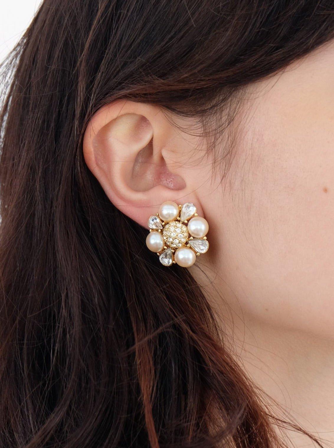 Flower Shaped Pearl Clip Earrings - Volver